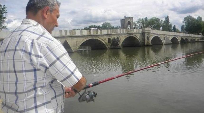 Edirne&rsquo;de Vatandaşlar Nehir Boylarına Ve Mesire Alanlarına Akın Etti