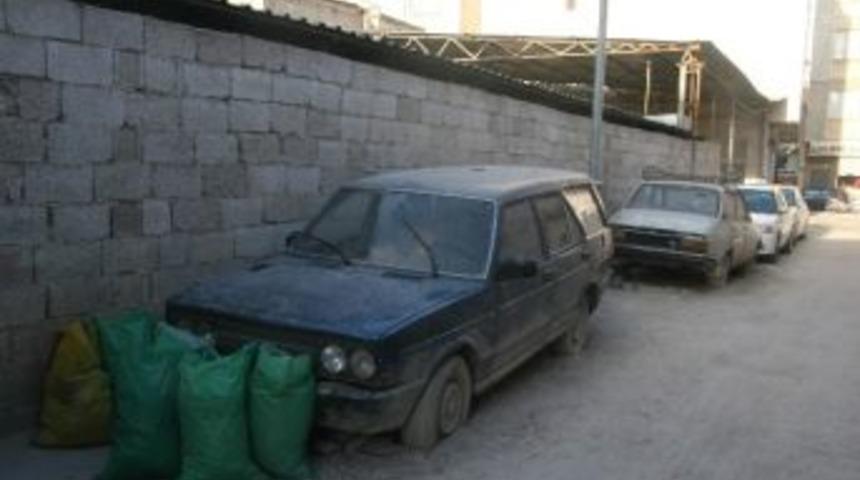 Hurdaya &Ccedil;ıkarılan Ara&ccedil;ların Kent Merkezinden Kaldırılması İstendi