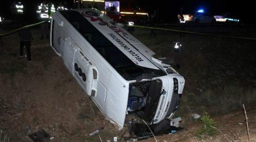 &Ouml;ğrencileri Taşıyan Midib&uuml;s Devrildi: 17 Yaralı