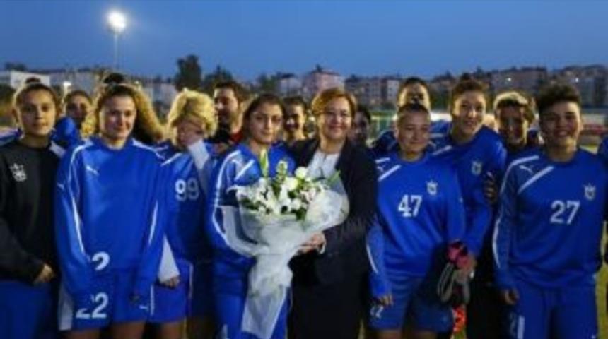 Konak Belediyespor'lu Kızların Şampiyonluk G&uuml;n&uuml;