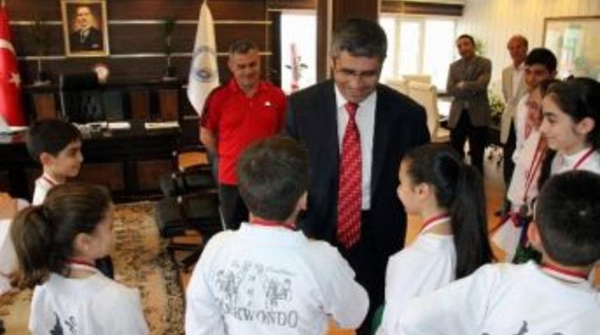 Suşehri Belediye Başkanı Y&uuml;ksel, Tekvandocuları &Ouml;d&uuml;llendirdi