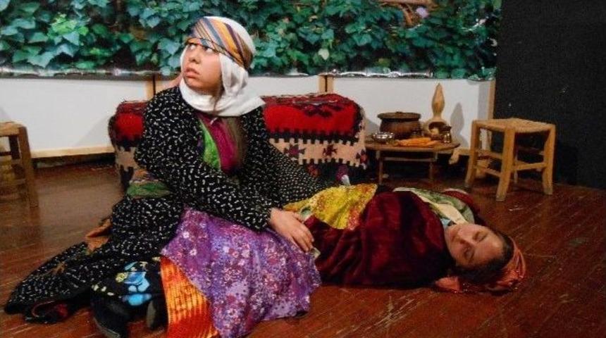 Eskişehir'de 4'&uuml;nc&uuml; Liselerarası &Ccedil;atallı K&ouml;y Tiyatro Şenliği