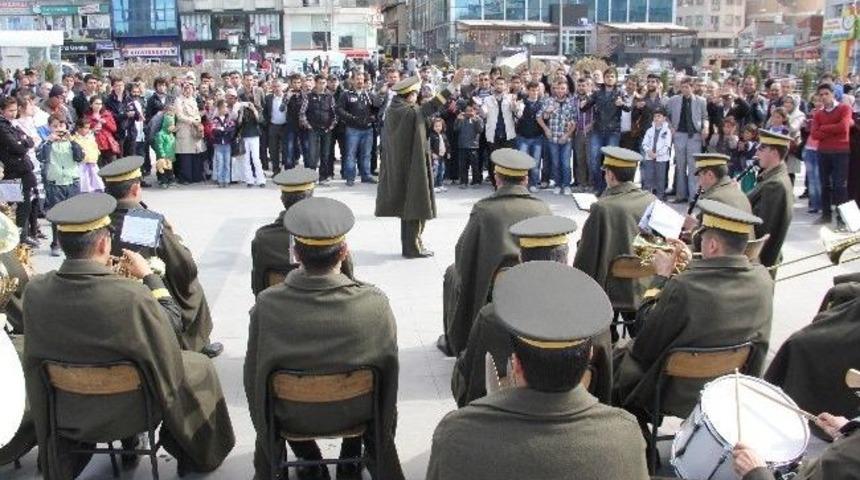 Askeri Bandodan &lsquo;oyun Havası&rsquo; Ziyafeti