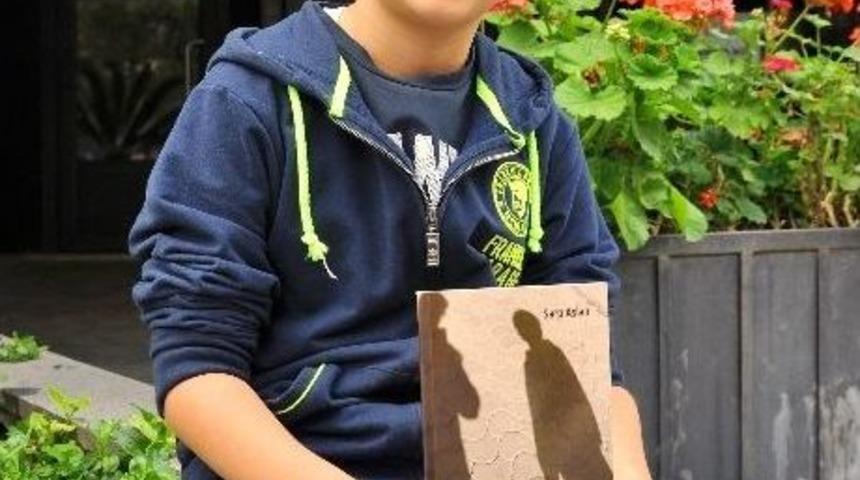 K&uuml;&ccedil;&uuml;k Yaşında Kocaman Bir Kitap Yazdı