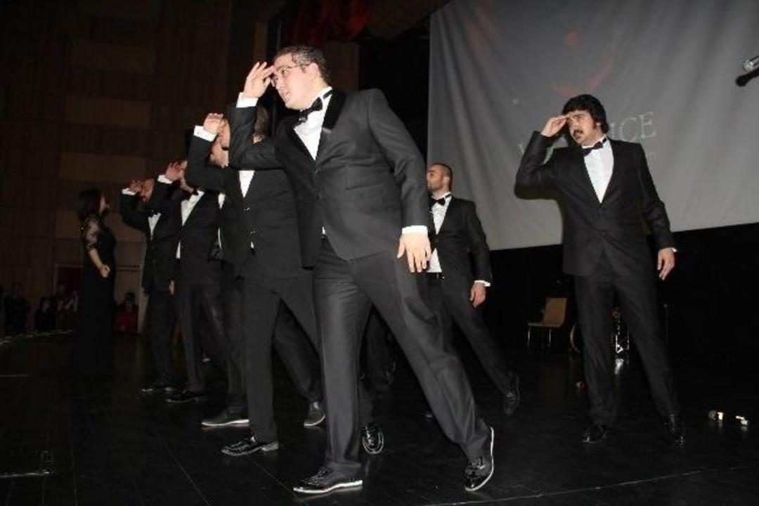 Bu Koro &Ccedil;ok Hareketli Ve &Ccedil;ok Sesli