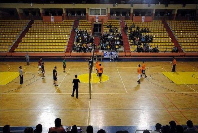 Kurumlar Arası Voleybol Turnuvasını Dumlupınar Ortaokulu Kazandı