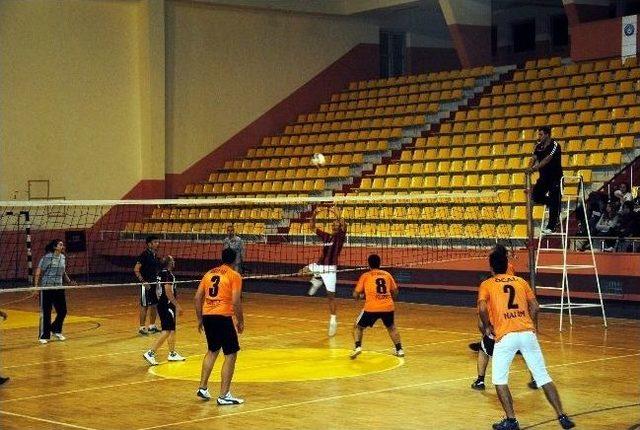 Kurumlar Arası Voleybol Turnuvasını Dumlupınar Ortaokulu Kazandı