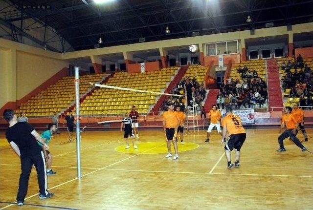 Kurumlar Arası Voleybol Turnuvasını Dumlupınar Ortaokulu Kazandı