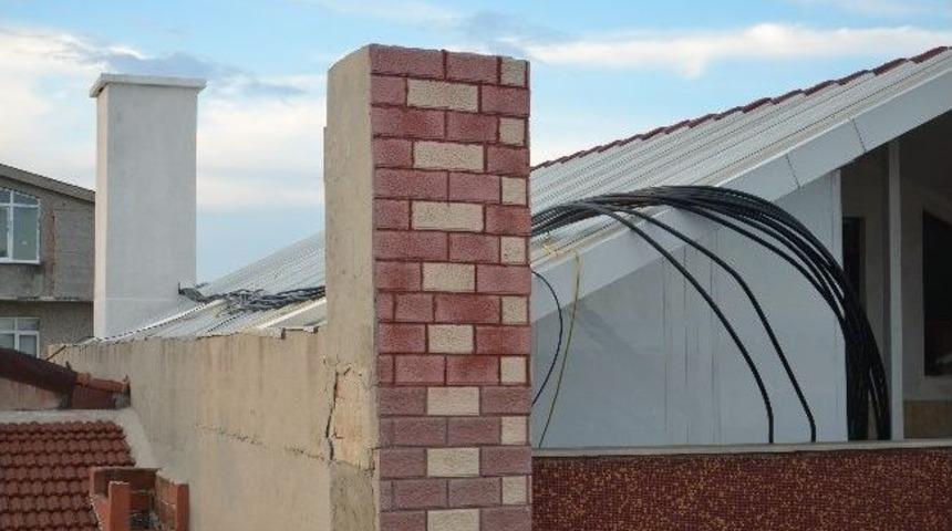 İ&ccedil;inden Kablolar &Ccedil;ıkan Baca Mahalleyi Ayağa Kaldırdı