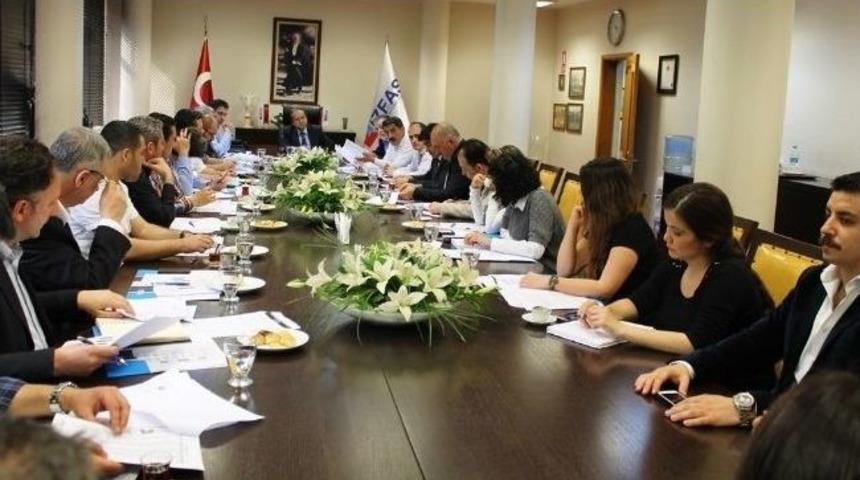 Sekt&ouml;r Fuarına Sahip &Ccedil;ıktı