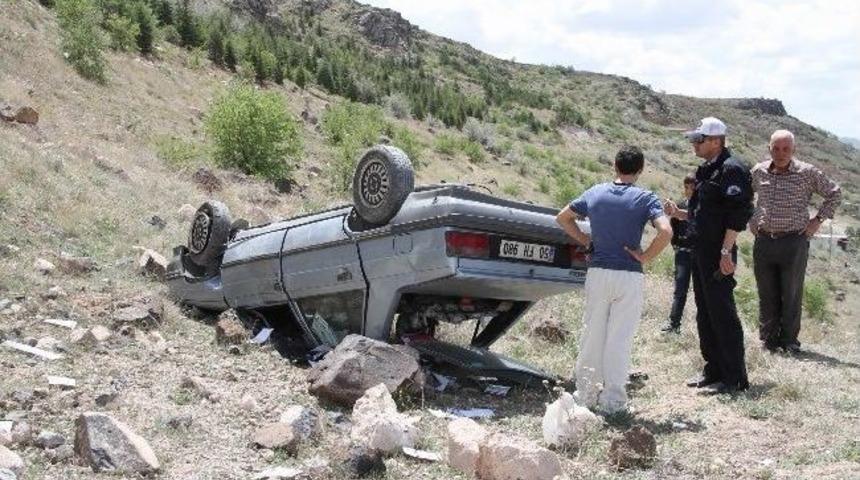 Dağdan İnerken Direksiyon Hakimiyetini Kaybeden S&uuml;r&uuml;c&uuml;s&uuml; Aracıyla Şarampole Yuvarlandı