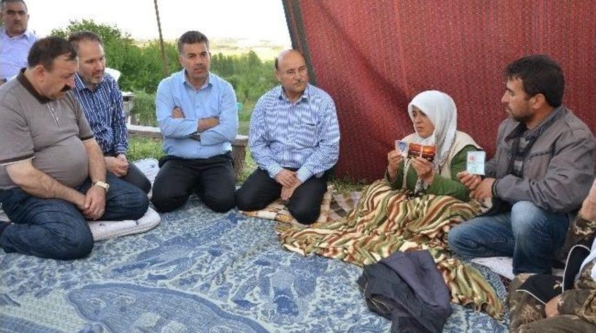 Bem-bir-sen, Oğlu Pkk Tarafından Ka&ccedil;ırılan Diyarbakırlı Ailenin Acısını Paylaştı