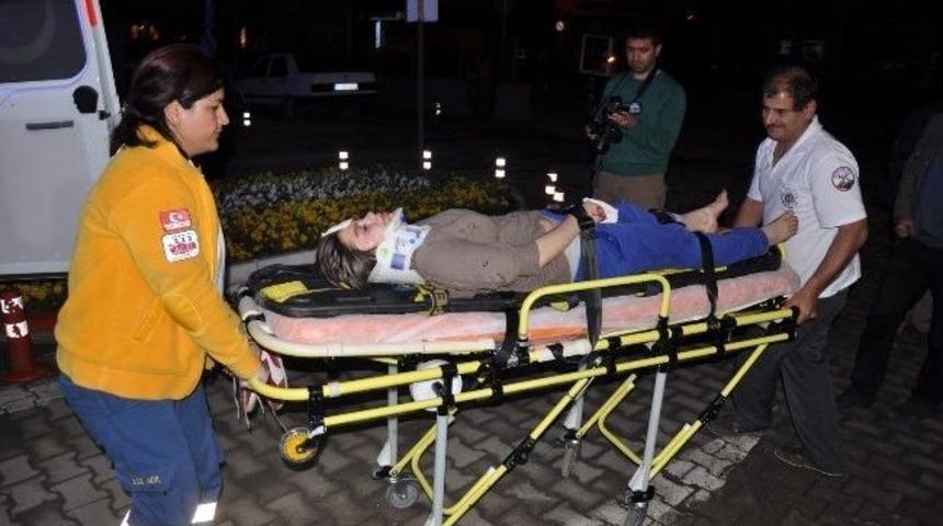 Otomobil Ağaca &Ccedil;arptı: 3 Yaralı