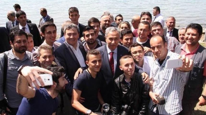 Başbakan Yardımcısı Arın&ccedil;, Gazetecilerle Selfie Yaptı