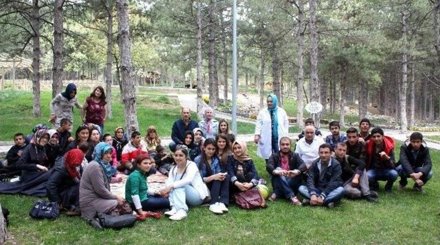 Gediz Sağlık Hizmetleri Meslek Y&uuml;ksekokulu &Ouml;ğrencileri Engelli &Ouml;ğrencilerle Piknik Yaptı