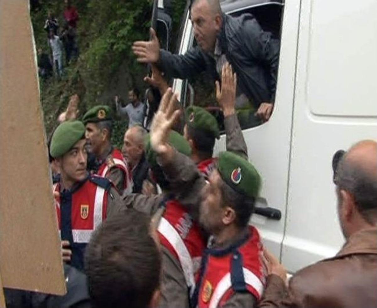 Rize&rsquo;de Hes Protestosunda Yol Trafiğe Kapatılınca Kavga &Ccedil;ıktı