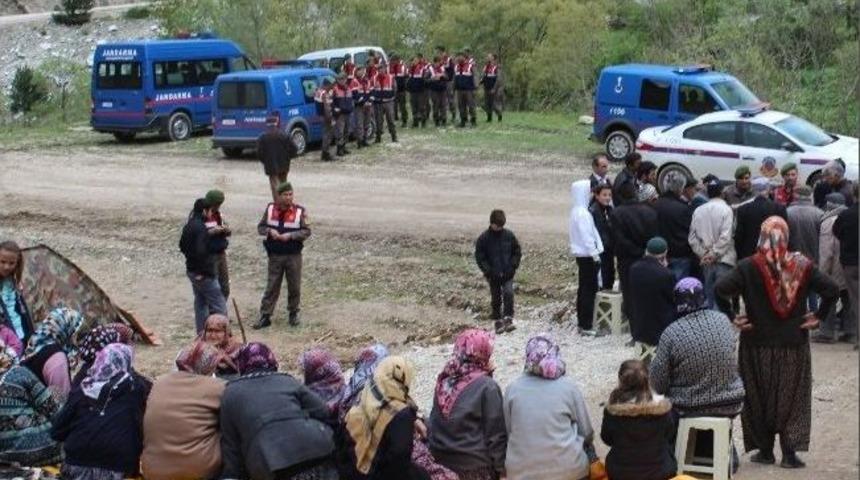 K&ouml;yl&uuml;ler Taş Ocağının Yolunu Kapattı
