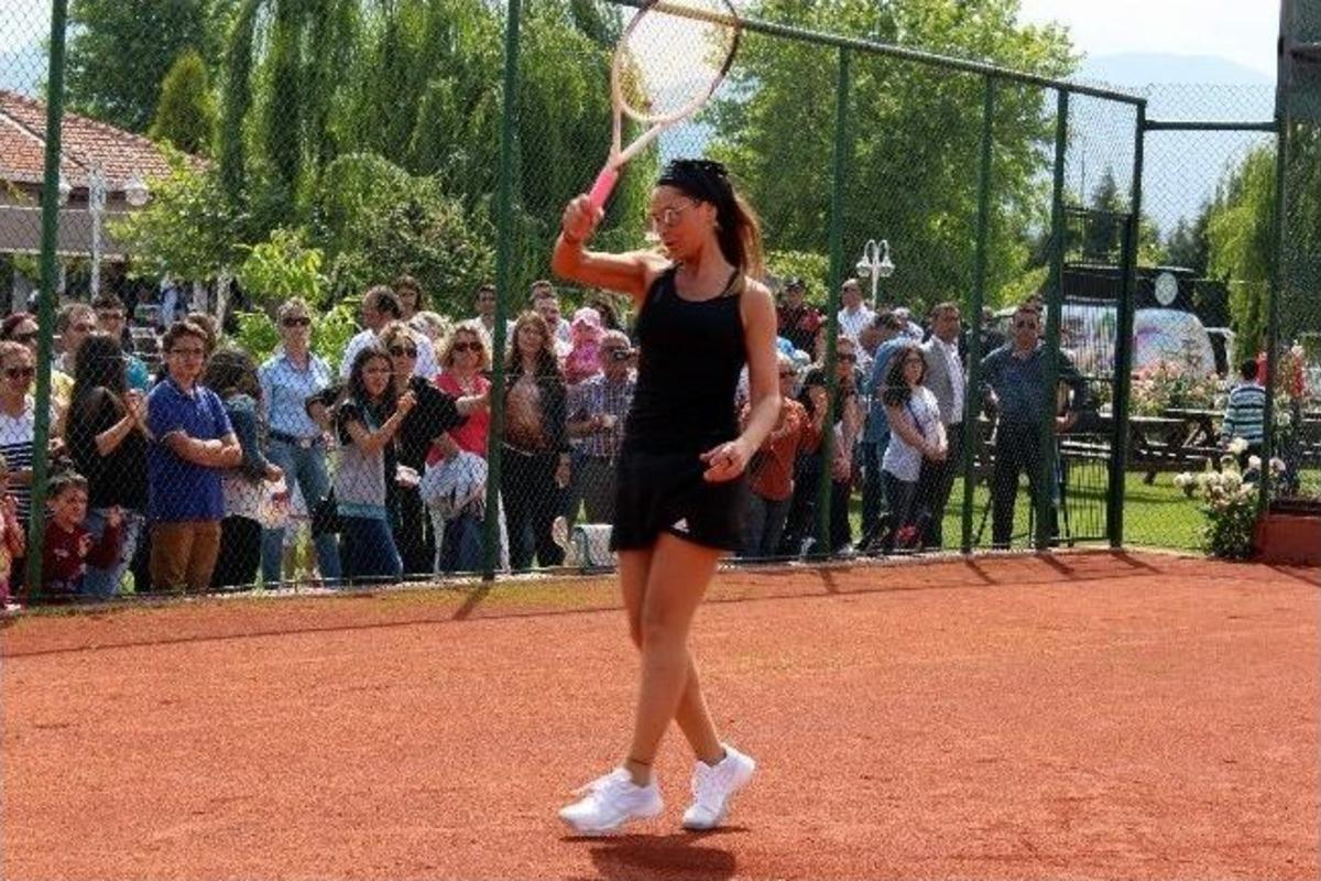 H&uuml;lya Avşar Sahalarda