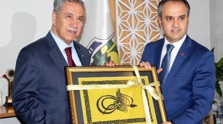 İneg&ouml;l Belediye Başkanı, Arın&ccedil;&rsquo;a Ahşap Portresini Hediye Etti