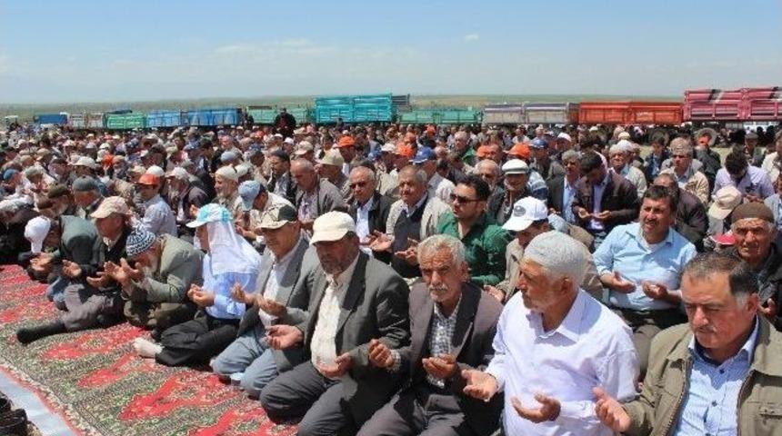 Beyşehir&rsquo;de &Ccedil;ift&ccedil;i Yağmura Rağmen Duaya &Ccedil;ıkmayı S&uuml;rd&uuml;r&uuml;yor