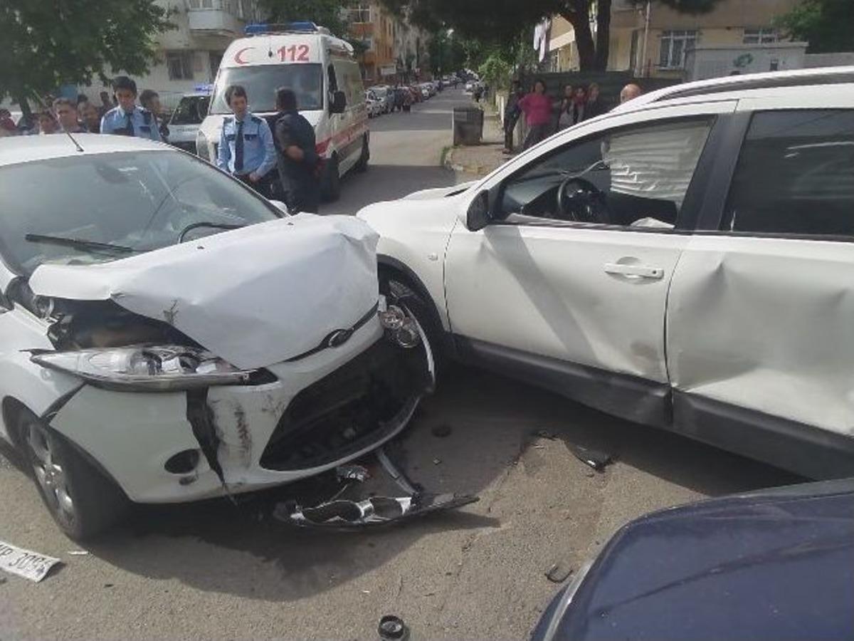 (&ouml;zel Haber) Kazaya Karışan Ehliyetsiz Gen&ccedil; Koşarak Olay Yerinden Ka&ccedil;tı