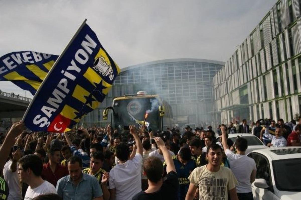 Şampiyon'a İzmir'de Alev Alev Karşılama