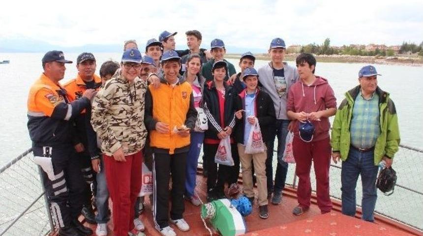 Konyalı Yıldız Basket&ccedil;iler Beyşehir G&ouml;l&uuml;&rsquo;n&uuml; Gezdi