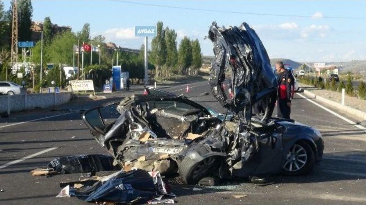 Tır&rsquo;la Otomobil &Ccedil;arpıştı : 2 &Ouml;l&uuml;, 1 Yaralı