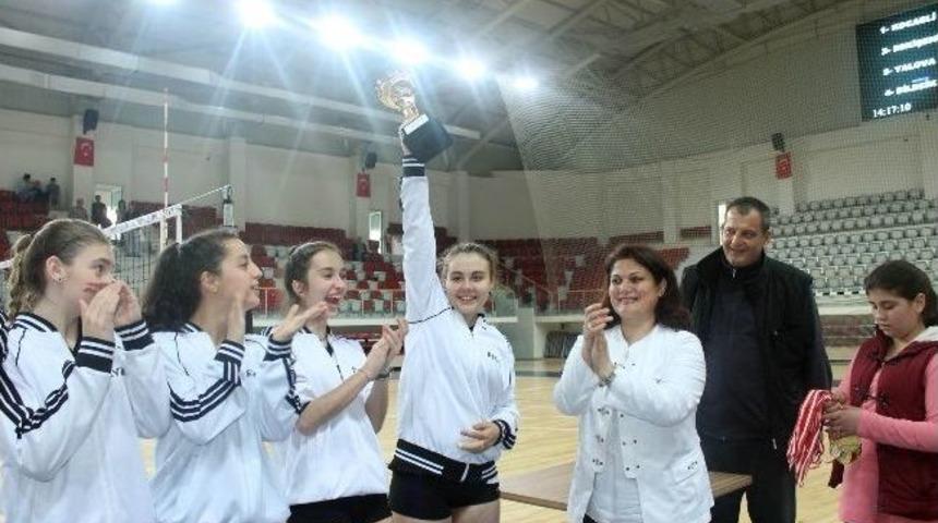 Yalova Grubunu 23 Nisan İlkokulu Spor Kul&uuml;b&uuml; Şampiyon Tamamladı