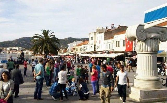 Foça Haftasonu Cıvı Cıvıl Oldu