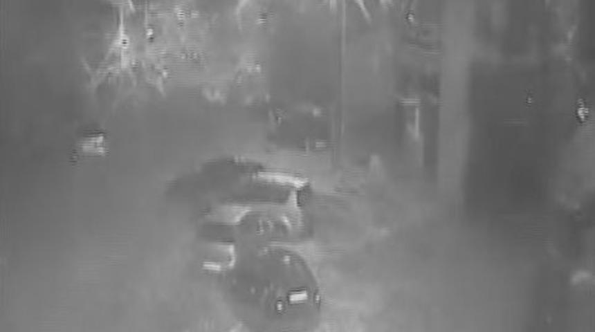 G&ouml;k&ccedil;eada&rsquo;da Sel Suları, Park Halindeki Otomobilleri &Ouml;n&uuml;ne Katıp S&uuml;r&uuml;kledi