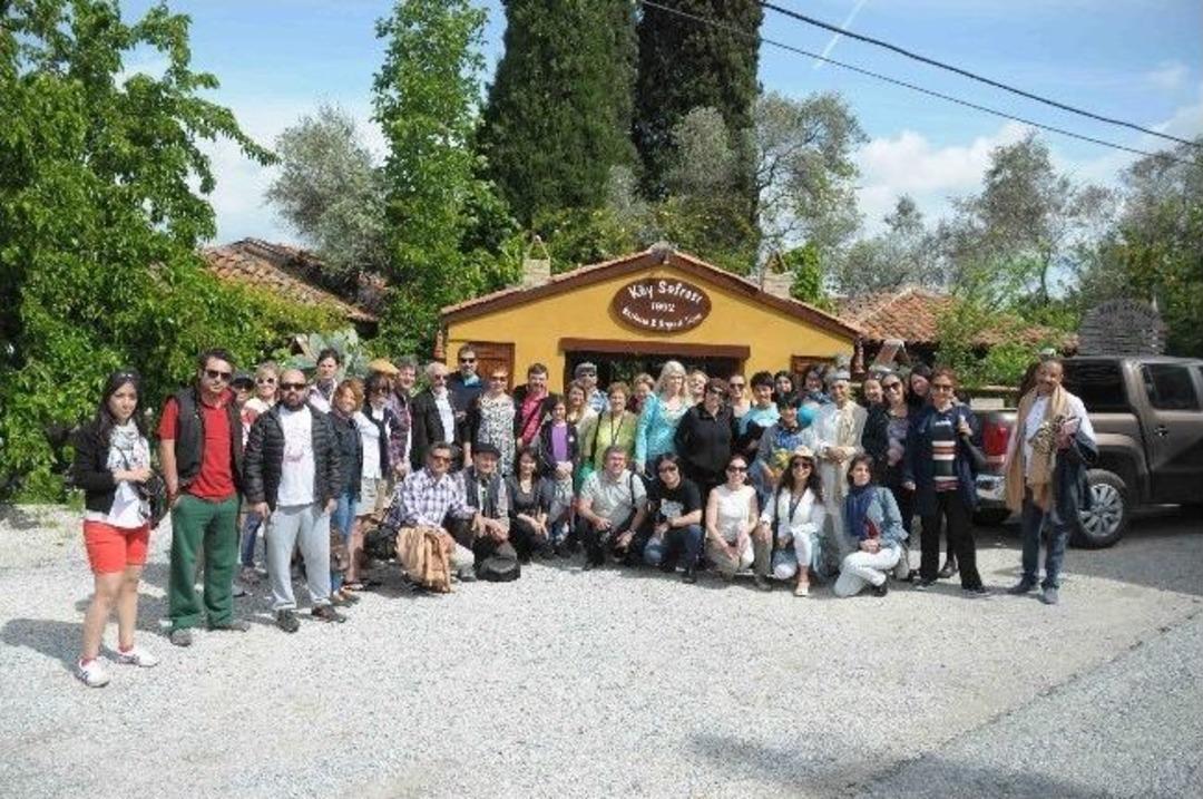 &Uuml;nl&uuml; Ressamların K&ouml;y Sofrası Sefası