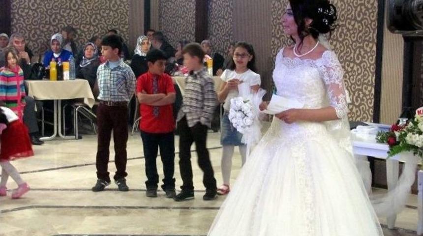 D&uuml;ğ&uuml;n&uuml;nde Gelinliği İle Ana Haber B&uuml;lteni Sundu