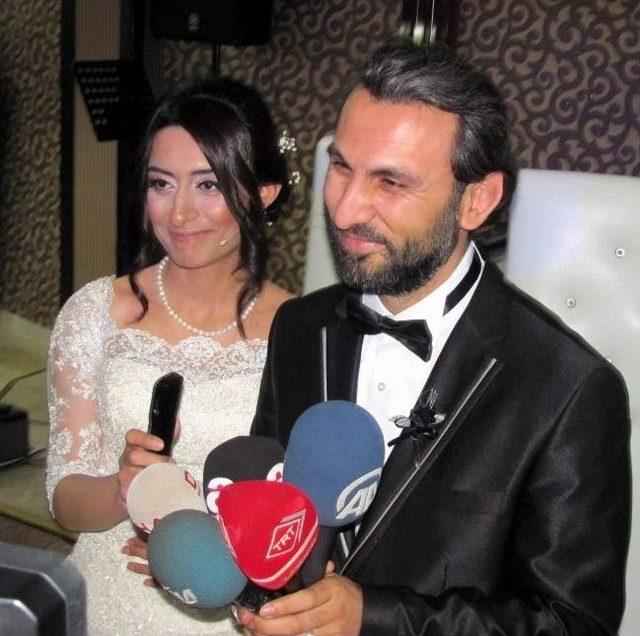 D&uuml;ğ&uuml;n&uuml;nde Gelinliği İle Ana Haber B&uuml;lteni Sundu 1