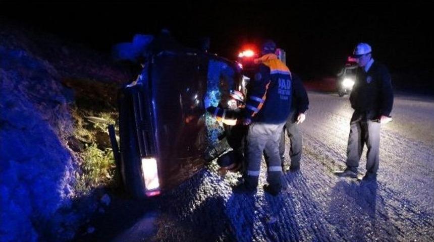 Otomobil Yan Yattı: 3 Yaralı