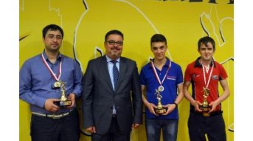 Piazza Bowling Turnuvası T&uuml;m Hızıyla S&uuml;r&uuml;yor