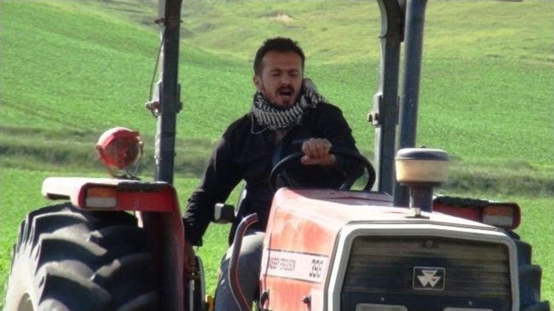 (&ouml;zel Haber) Kaset &Ccedil;ıkarmak İ&ccedil;in Sabah Tarlada &Ccedil;alışıyor, Akşam Sahnede Şarkı S&ouml;yl&uuml;yor