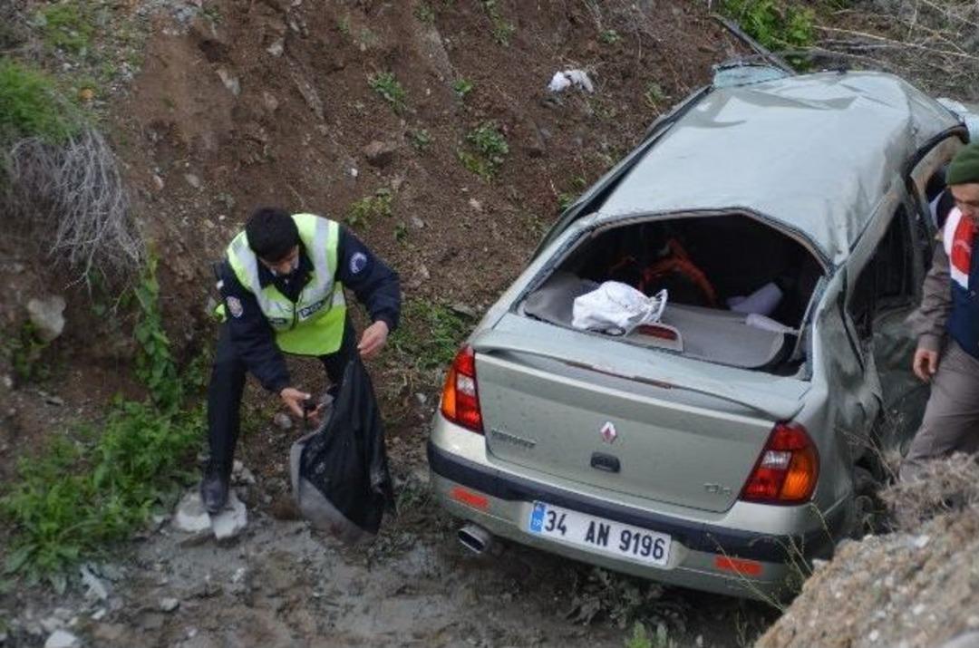 Otomobil Tarlaya U&ccedil;tu: 2 &Ouml;l&uuml;, 2 Yaralı