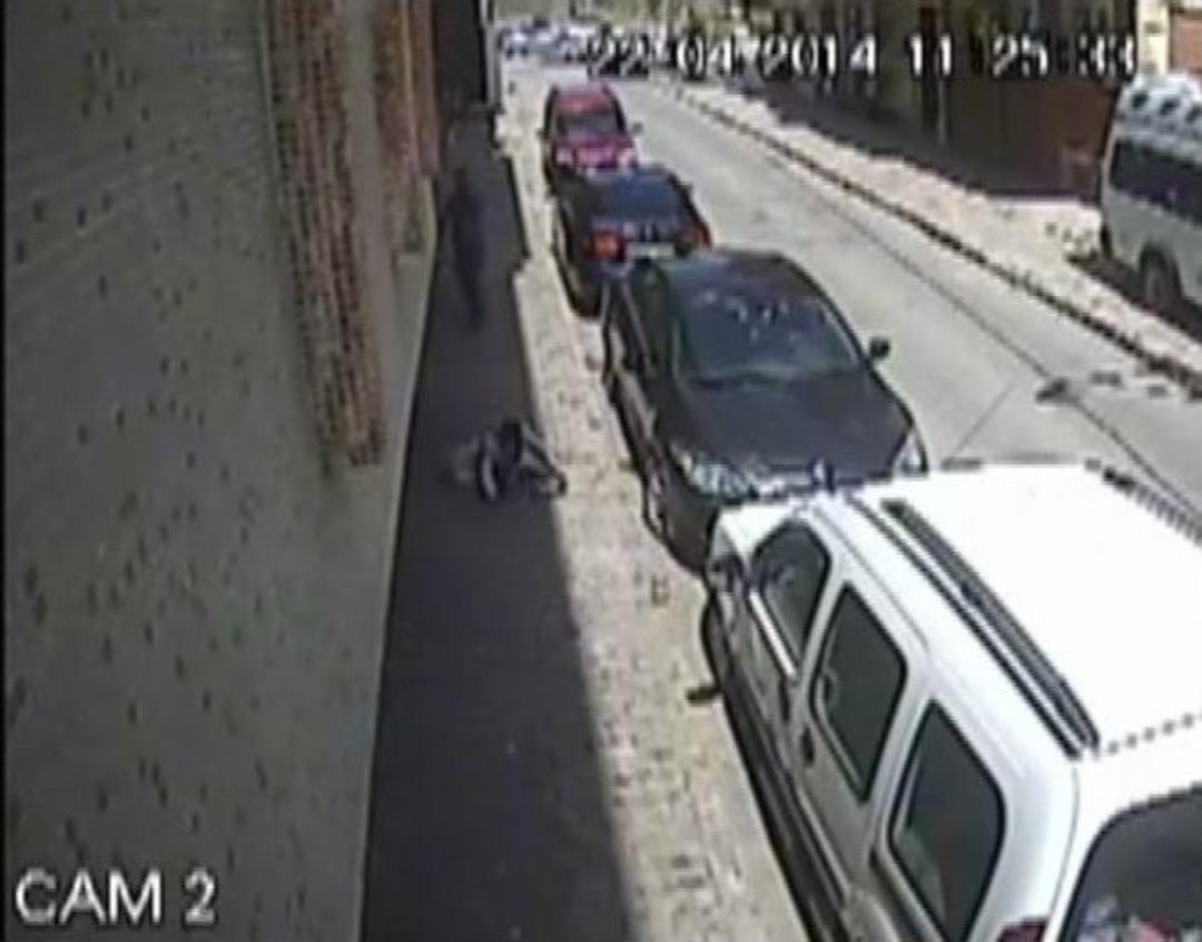 Bayılma Numarası Yapan Dolandırıcı, Kameraya Yakalandı