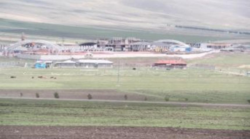 Aktaş Sınır Kapısı Hızla Y&uuml;kseliyor