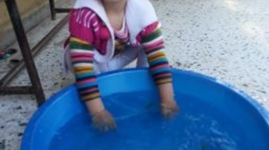 Yavru &Ouml;rdekle K&uuml;&ccedil;&uuml;k Kızın Dostluğu