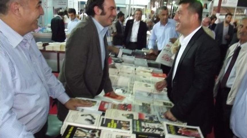 Veli Ağbaba Kitap Fuarını Gezdi