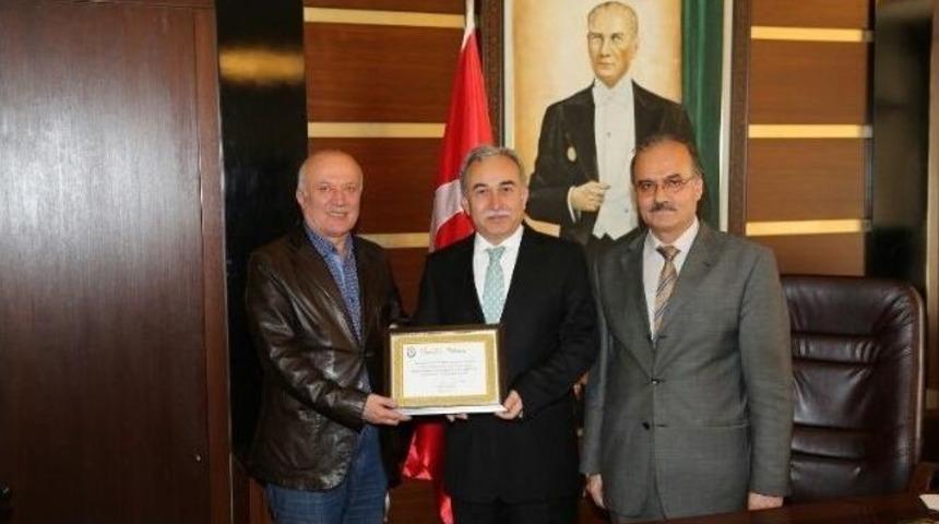 Vali B&uuml;y&uuml;k&rsquo;ten Değişim Yayınlarına Teşekk&uuml;r Belgesi