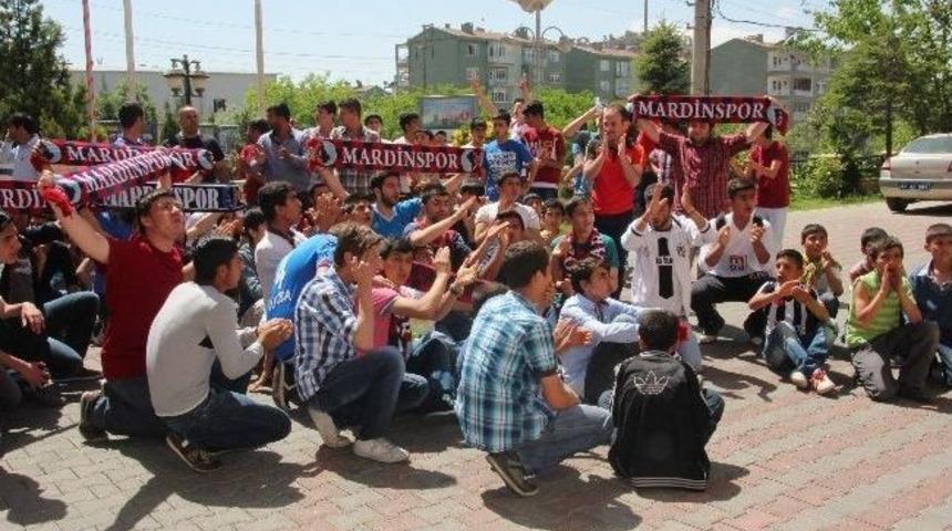 Mardinspor Taraftarları Takımları İ&ccedil;in Y&uuml;r&uuml;d&uuml;