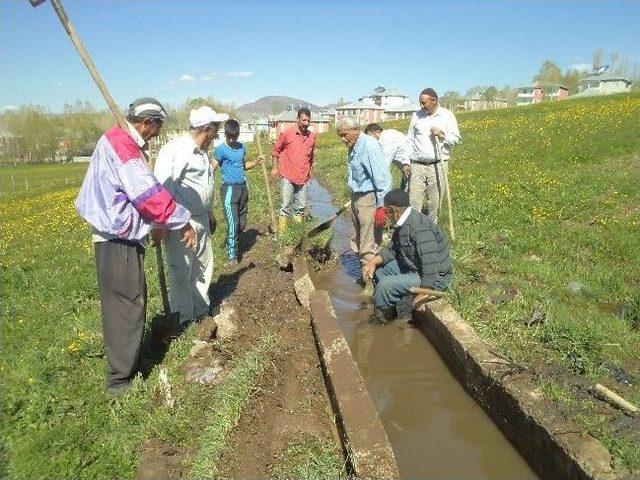 Varto’da İmece Usulü Kanal Temizleme Çalışması