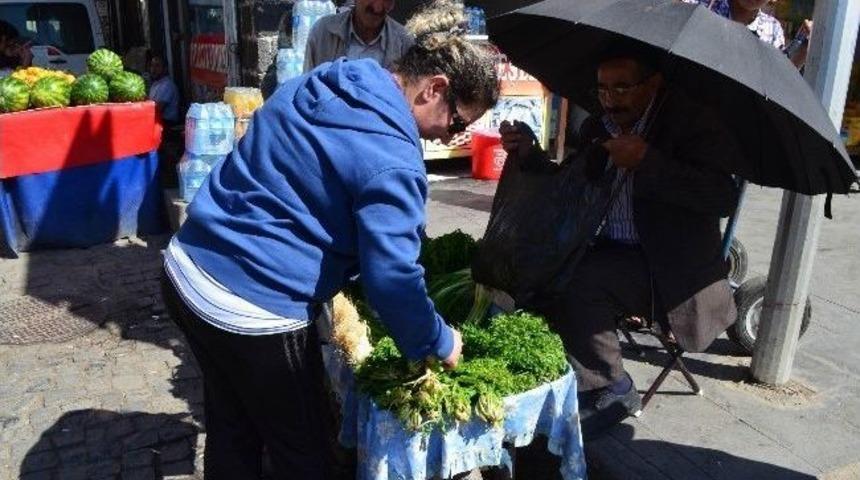 G&uuml;neş Altında Şemsiyeyle Ekmek M&uuml;cadelesi