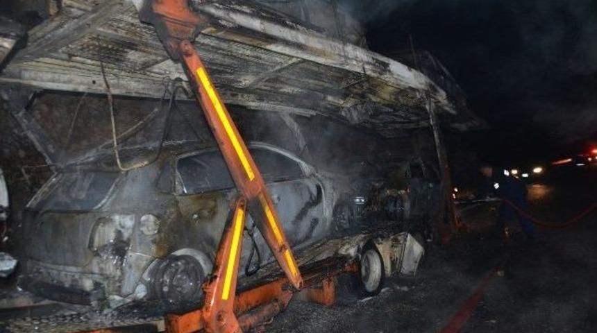 Otomobil Y&uuml;kl&uuml; Tır'da Yangın &Ccedil;ıktı