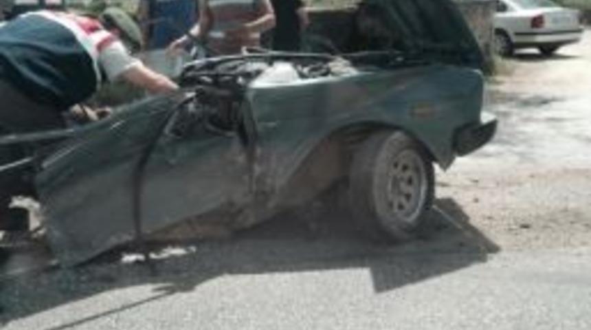 Kazada Otomobil İkiye B&ouml;l&uuml;nd&uuml;