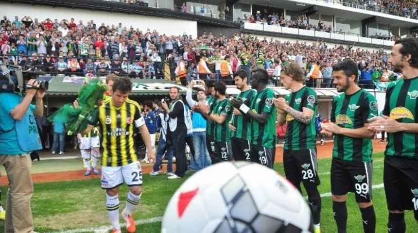 Akhisar Belediyespor, Fenerbah&ccedil;eli Futbolcuları Ma&ccedil; &Ouml;ncesinde Alkışladı