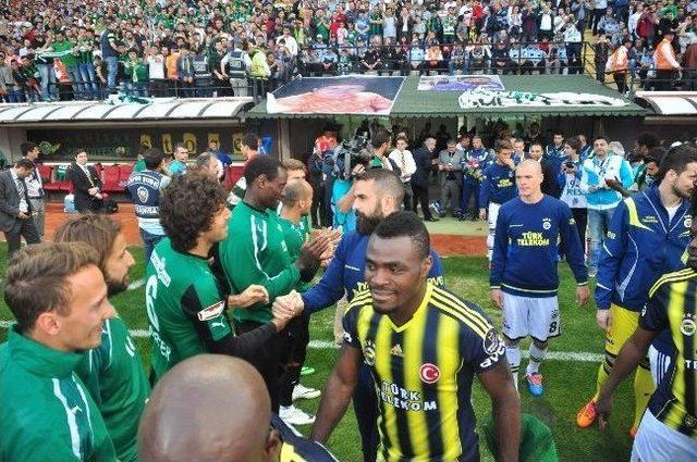 Akhisar Belediyespor, Fenerbah&ccedil;eli Futbolcuları Ma&ccedil; &Ouml;ncesinde Alkışladı 1